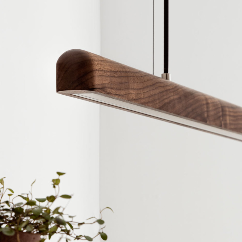 LED-Pendeleuchte-Nussbaum-Holz-Detail- NYX von IUMI DESIGN