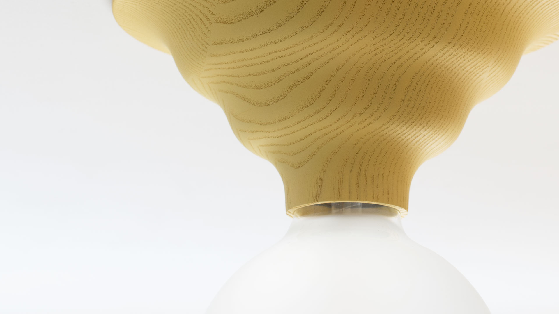 Deckenlampe-aus-Holz-SKALA-by-IUMI-DESIGN